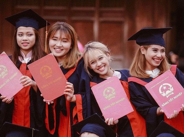 Hậu Hoàng mặn mòi từ da dẻ: Lên nhận bằng tốt nghiệp đại học cũng phải tạo nét thế này, bảo sao lại đi làm diu túp bơ - Ảnh 2.