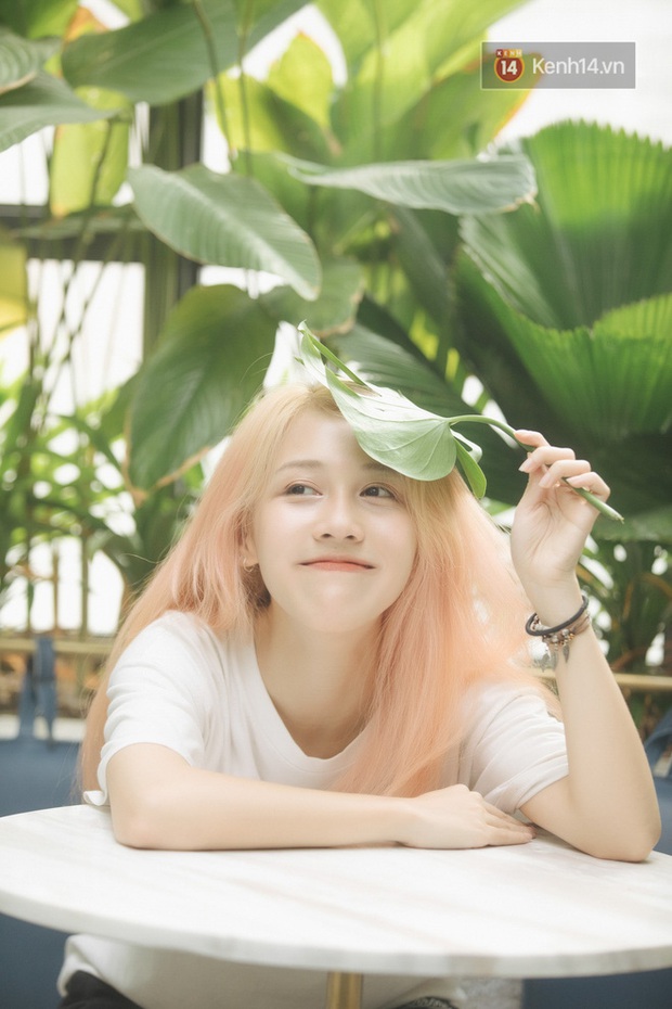 Hậu Hoàng mặn mòi từ da dẻ: Lên nhận bằng tốt nghiệp đại học cũng phải tạo nét thế này, bảo sao lại đi làm diu túp bơ - Ảnh 3.