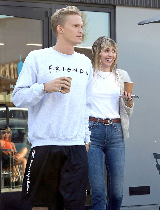 Đường dài mới biết ngựa hay: Miley Cyrus tình duyên lận đận hậu ly hôn, chồng cũ khoe cẩu lương bên bạn gái bốc lửa - Ảnh 8.