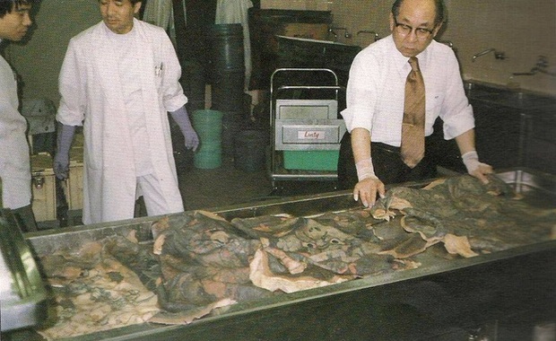 Bác sĩ Nhật tài trợ tiền xăm mình cho người nghèo rồi làm một việc kinh dị sau khi họ chết để tạo nên bộ sưu tập độc nhất vô nhị - Ảnh 4. Bác sĩ Nhật tài trợ tiền xăm mình cho người nghèo rồi làm một việc kinh dị sau khi họ chết để tạo nên bộ sưu tập độc nhất vô nhị - Ảnh 4.