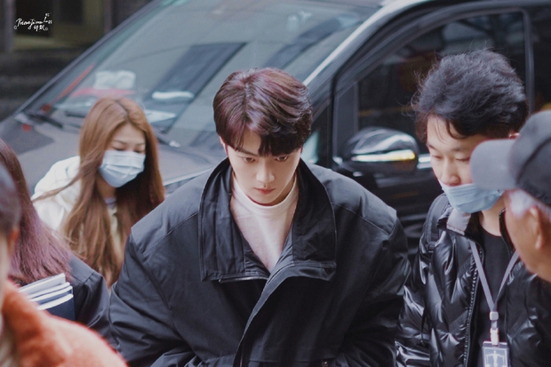 Hứa Khải sút cân vẫn đẹp rụng rời bên Dương Mịch, điệu bộ cúi gằm mặt như mất đồ gây chú ý - Ảnh 2.