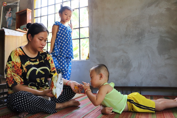 Chồng bỏ, người mẹ trẻ ôm 2 con khờ cầu cứu: Em chỉ ước con mình được chữa bệnh - Ảnh 1. Chồng bỏ, người mẹ trẻ ôm 2 con khờ cầu cứu: Em chỉ ước con mình được chữa bệnh - Ảnh 1.