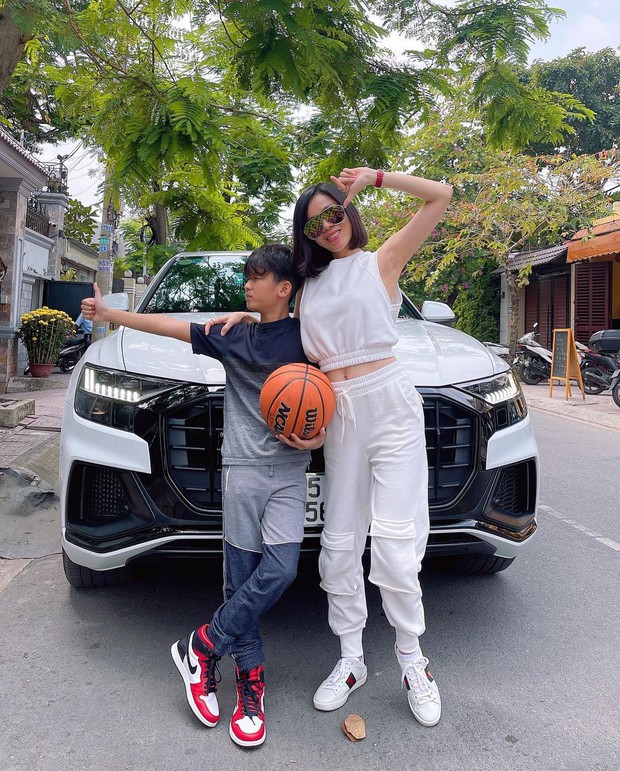 Quý tử nhà Lệ Quyên đi chơi: Chân đi giày đắt đỏ, được mẹ chở trên siêu xe Audi, đúng là thiếu gia từ trong trứng - Ảnh 3.