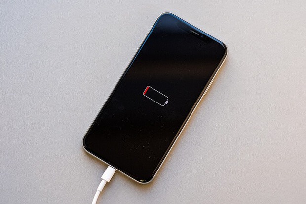 Cảnh báo: 5 thói quen thường ngày đang làm hao pin iPhone của bạn - Ảnh 2.
