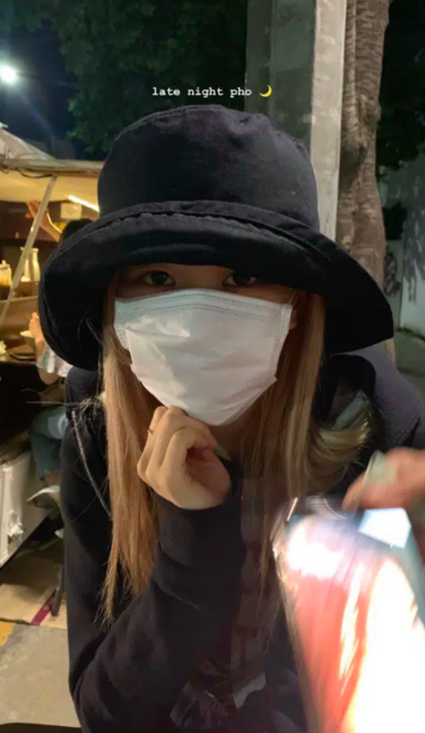 Xe bán phở lề đường Rosé từng ghé qua nay đã “đổi đời”, chất lượng đồ ăn mới là điều khiến dân tình nghi ngờ nhất - Ảnh 1.