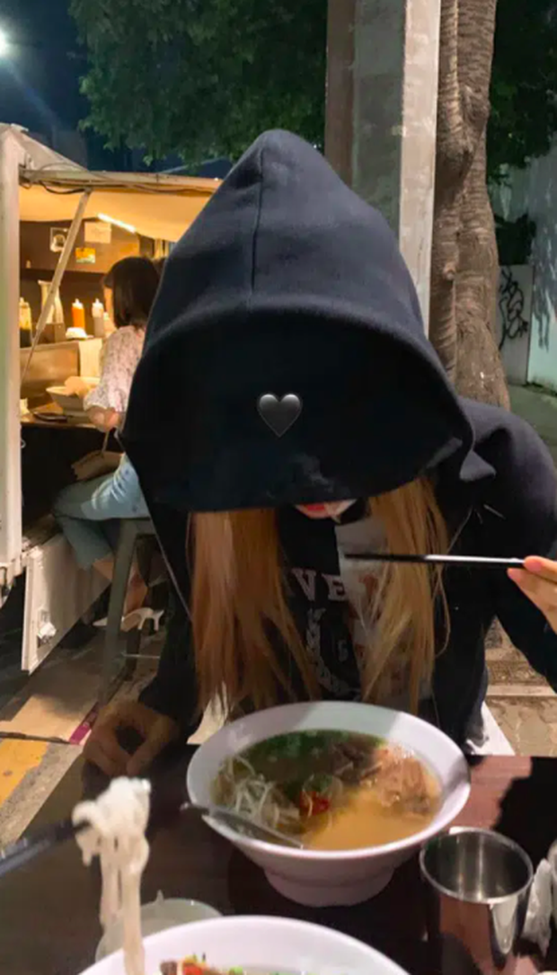 Xe bán phở lề đường Rosé từng ghé qua nay đã “đổi đời”, chất lượng đồ ăn mới là điều khiến dân tình nghi ngờ nhất - Ảnh 2.