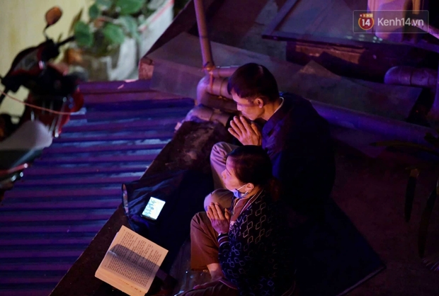 Hà Nội: Tổ đình Phúc Khánh tổ chức lễ cầu an online nhưng nhiều người vẫn tập trung trong đêm để vái vọng - Ảnh 2.