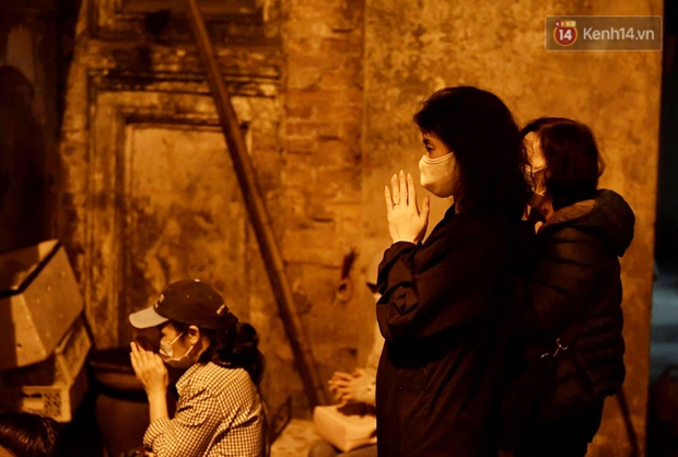 Hà Nội: Tổ đình Phúc Khánh tổ chức lễ cầu an online nhưng nhiều người vẫn tập trung trong đêm để vái vọng - Ảnh 6.