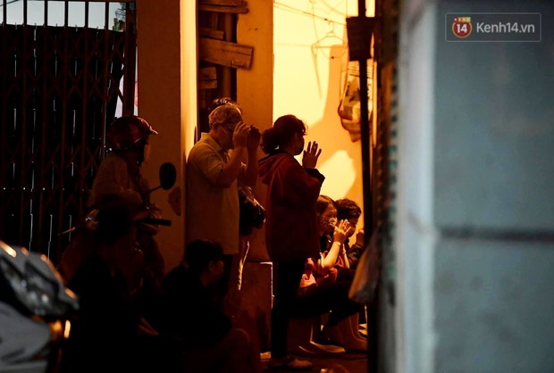 Hà Nội: Tổ đình Phúc Khánh tổ chức lễ cầu an online nhưng nhiều người vẫn tập trung trong đêm để vái vọng - Ảnh 11.