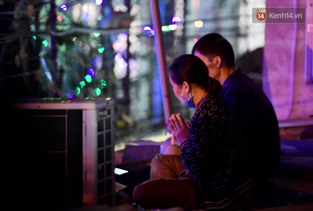 Hà Nội: Tổ đình Phúc Khánh tổ chức lễ cầu an online nhưng nhiều người vẫn tập trung trong đêm để vái vọng - Ảnh 3.