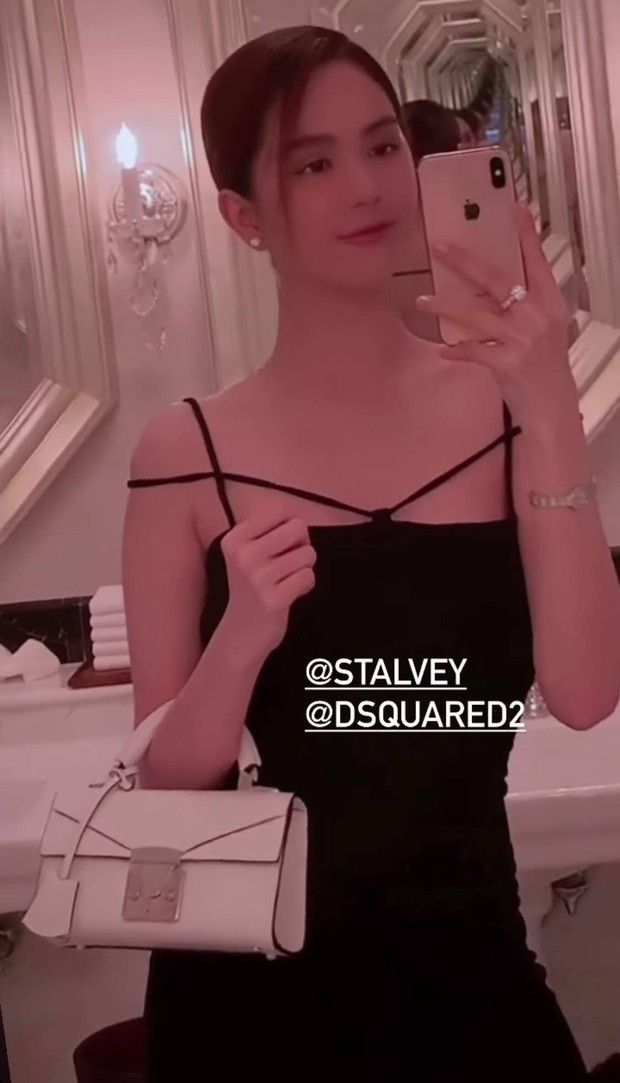 Đi trễ 10 phút, Ngọc Trinh “tỉnh bơ” rút luôn 5 triệu ra nộp phạt rồi mới vào ngồi ăn với hội bạn - Ảnh 1.