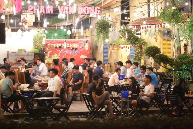 TP.HCM cho phép nhiều cơ sở kinh doanh hoạt động trở lại, trừ karaoke, bar, vũ trường, beer club,… - Ảnh 1.