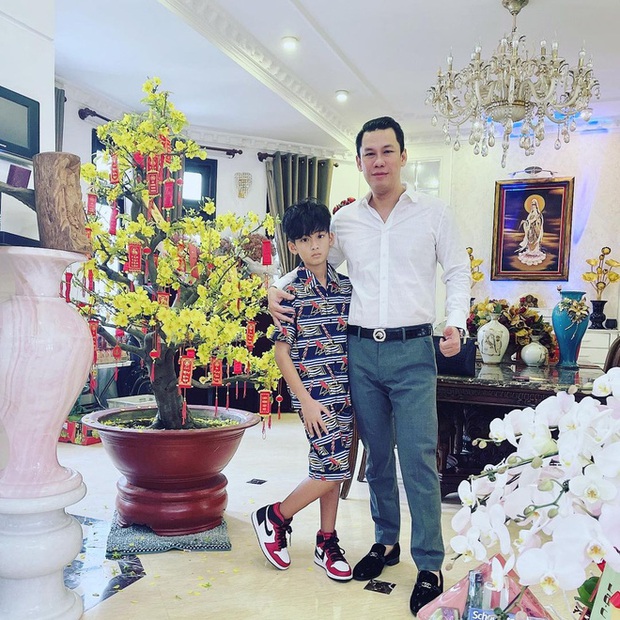 Quý tử nhà Lệ Quyên đi chơi: Chân đi giày đắt đỏ, được mẹ chở trên siêu xe Audi, đúng là thiếu gia từ trong trứng - Ảnh 5.