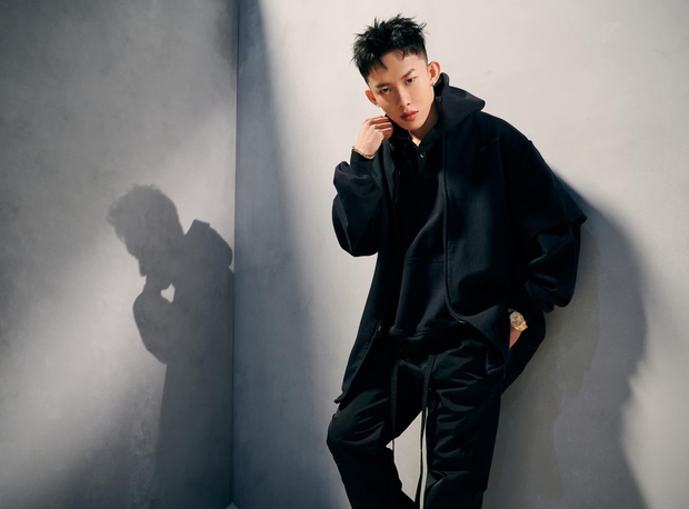 Có một nhân vật bị lãng quên, an nhiên chèo thuyền rong chơi giữa liên hoàn phốt của Chủ tịch Sơn Tùng - Ảnh 4.