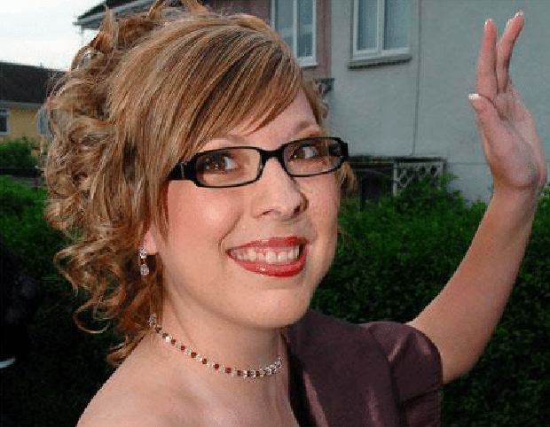 Gương mặt biến dạng vì khối u, bé gái bị hàng xóm bảo ra đường phải mang bao trùm đầu để rồi có màn vịt hóa thiên nga ngay ngày cưới - Ảnh 3.