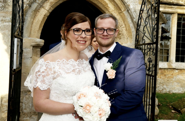 Gương mặt biến dạng vì khối u, bé gái bị hàng xóm bảo ra đường phải mang bao trùm đầu để rồi có màn vịt hóa thiên nga ngay ngày cưới - Ảnh 5.