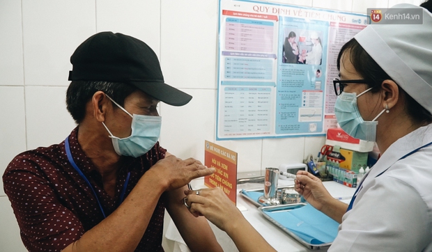 Cận cảnh những mũi tiêm vaccine Covid-19 của Việt Nam cho người dân Long An - Ảnh 7. Cận cảnh những mũi tiêm vaccine Covid-19 của Việt Nam cho người dân Long An - Ảnh 7.