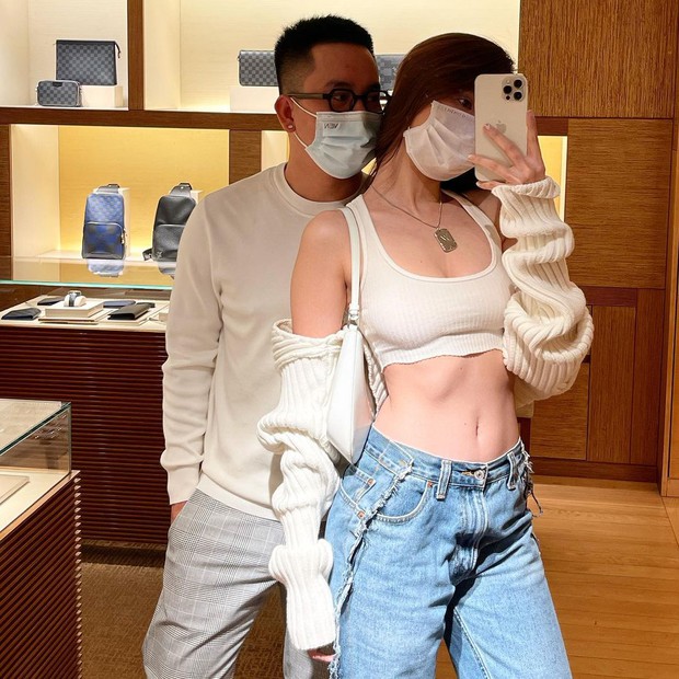 Không phải có mình Ngọc Trinh tự tin mặc bra top đi shopping, giới trẻ Việt giờ ra đường cũng sexy và táo bạo chẳng kém cạnh  - Ảnh 1.