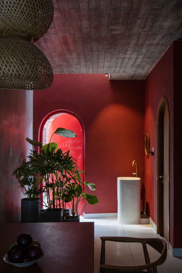 Thương mẹ 30 năm ở nhà xuống cấp, con gái xây tặng ngôi nhà ngoài đóng, trong mở cực độc ở Sài Gòn - Ảnh 8.