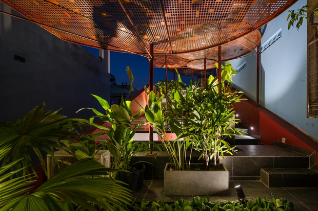 Thương mẹ 30 năm ở nhà xuống cấp, con gái xây tặng ngôi nhà ngoài đóng, trong mở cực độc ở Sài Gòn - Ảnh 12.