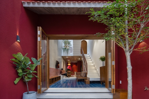 Thương mẹ 30 năm ở nhà xuống cấp, con gái xây tặng ngôi nhà ngoài đóng, trong mở cực độc ở Sài Gòn - Ảnh 3.