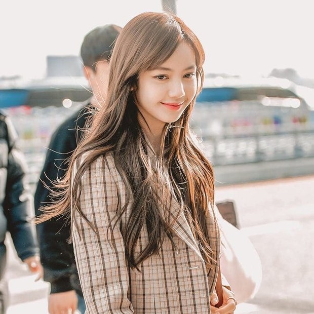 Tưởng Jennie là tâm điểm sau tin hẹn hò GD, ai dè netizen chỉ mải ngắm tóc mái trăm tỷ của Lisa (BLACKPINK) ở sự kiện - Ảnh 6.