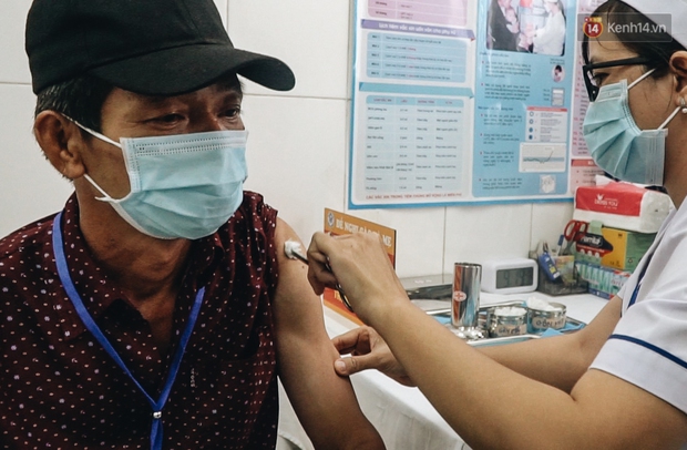 Cận cảnh những mũi tiêm vaccine Covid-19 của Việt Nam cho người dân Long An - Ảnh 9. Cận cảnh những mũi tiêm vaccine Covid-19 của Việt Nam cho người dân Long An - Ảnh 9.