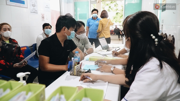 Cận cảnh những mũi tiêm vaccine Covid-19 của Việt Nam cho người dân Long An - Ảnh 4. Cận cảnh những mũi tiêm vaccine Covid-19 của Việt Nam cho người dân Long An - Ảnh 4.