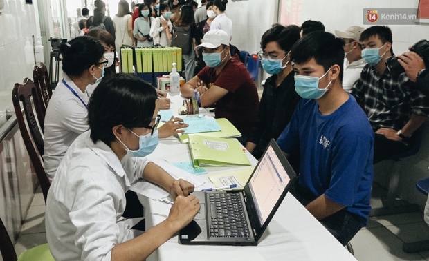Cận cảnh những mũi tiêm vaccine Covid-19 của Việt Nam cho người dân Long An - Ảnh 3. Cận cảnh những mũi tiêm vaccine Covid-19 của Việt Nam cho người dân Long An - Ảnh 3.