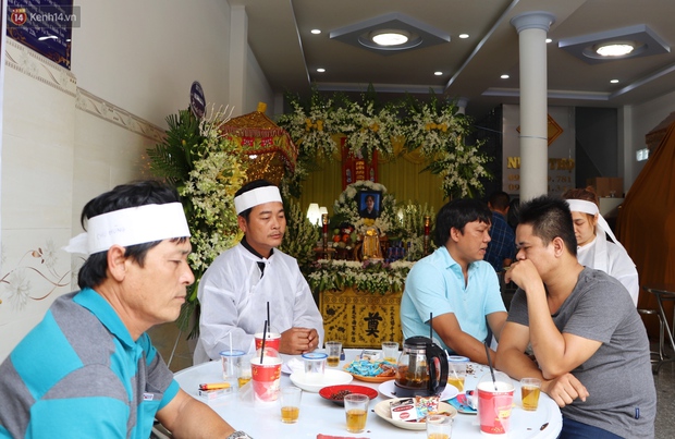Chồng bị nhóm giật túi xách ở Sài Gòn tông chết, người vợ trẻ nấc nghẹn trong đám tang: Anh Trí bỏ 2 mẹ con em đi rồi... - Ảnh 1. Chồng bị nhóm giật túi xách ở Sài Gòn tông chết, người vợ trẻ nấc nghẹn trong đám tang: Anh Trí bỏ 2 mẹ con em đi rồi... - Ảnh 1.