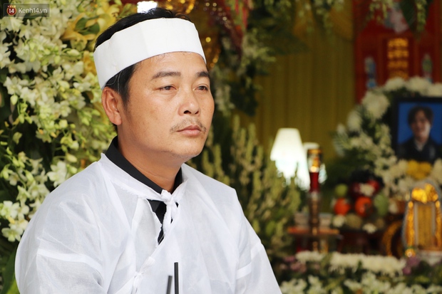 Chồng bị nhóm giật túi xách ở Sài Gòn tông chết, người vợ trẻ nấc nghẹn trong đám tang: Anh Trí bỏ 2 mẹ con em đi rồi... - Ảnh 6. Chồng bị nhóm giật túi xách ở Sài Gòn tông chết, người vợ trẻ nấc nghẹn trong đám tang: Anh Trí bỏ 2 mẹ con em đi rồi... - Ảnh 6.