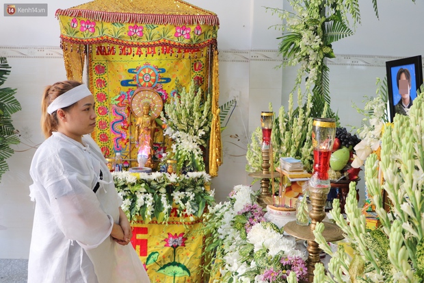 Chồng bị nhóm giật túi xách ở Sài Gòn tông chết, người vợ trẻ nấc nghẹn trong đám tang: Anh Trí bỏ 2 mẹ con em đi rồi... - Ảnh 5. Chồng bị nhóm giật túi xách ở Sài Gòn tông chết, người vợ trẻ nấc nghẹn trong đám tang: Anh Trí bỏ 2 mẹ con em đi rồi... - Ảnh 5.