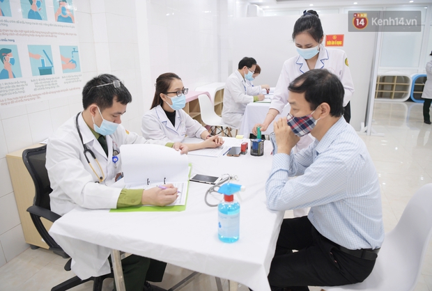 Ảnh: 35 người đầu tiên tiêm thử nghiệm lâm sàng vaccine phòng Covid-19 Việt Nam giai đoạn 2 tại Hà Nội - Ảnh 8. Ảnh: 35 người đầu tiên tiêm thử nghiệm lâm sàng vaccine phòng Covid-19 Việt Nam giai đoạn 2 tại Hà Nội - Ảnh 8.