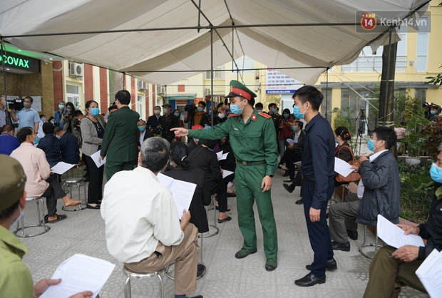 Sự xuất hiện bất ngờ của PTT Vũ Đức Đam và “cú chạm tay” đầy khích lệ với tình nguyện viên thử nghiệm vaccine Việt Nam - Ảnh 5. Sự xuất hiện bất ngờ của PTT Vũ Đức Đam và “cú chạm tay” đầy khích lệ với tình nguyện viên thử nghiệm vaccine Việt Nam - Ảnh 5.
