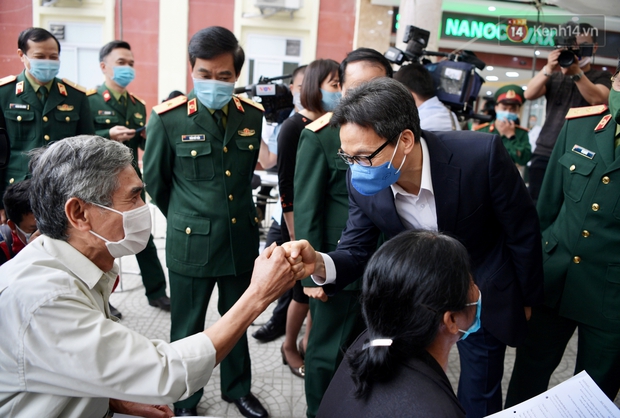 Ảnh: 35 người đầu tiên tiêm thử nghiệm lâm sàng vaccine phòng Covid-19 Việt Nam giai đoạn 2 tại Hà Nội - Ảnh 6. Ảnh: 35 người đầu tiên tiêm thử nghiệm lâm sàng vaccine phòng Covid-19 Việt Nam giai đoạn 2 tại Hà Nội - Ảnh 6.