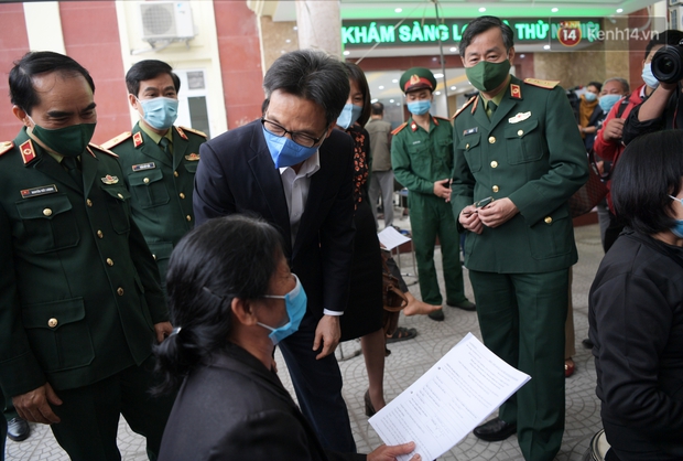Sự xuất hiện bất ngờ của PTT Vũ Đức Đam và “cú chạm tay” đầy khích lệ với tình nguyện viên thử nghiệm vaccine Việt Nam - Ảnh 3. Sự xuất hiện bất ngờ của PTT Vũ Đức Đam và “cú chạm tay” đầy khích lệ với tình nguyện viên thử nghiệm vaccine Việt Nam - Ảnh 3.