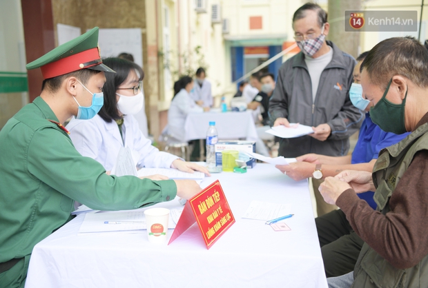 Ảnh: 35 người đầu tiên tiêm thử nghiệm lâm sàng vaccine phòng Covid-19 Việt Nam giai đoạn 2 tại Hà Nội - Ảnh 3. Ảnh: 35 người đầu tiên tiêm thử nghiệm lâm sàng vaccine phòng Covid-19 Việt Nam giai đoạn 2 tại Hà Nội - Ảnh 3.