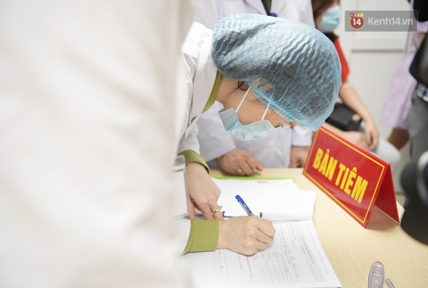 Ảnh: 35 người đầu tiên tiêm thử nghiệm lâm sàng vaccine phòng Covid-19 Việt Nam giai đoạn 2 tại Hà Nội - Ảnh 10. Ảnh: 35 người đầu tiên tiêm thử nghiệm lâm sàng vaccine phòng Covid-19 Việt Nam giai đoạn 2 tại Hà Nội - Ảnh 10.
