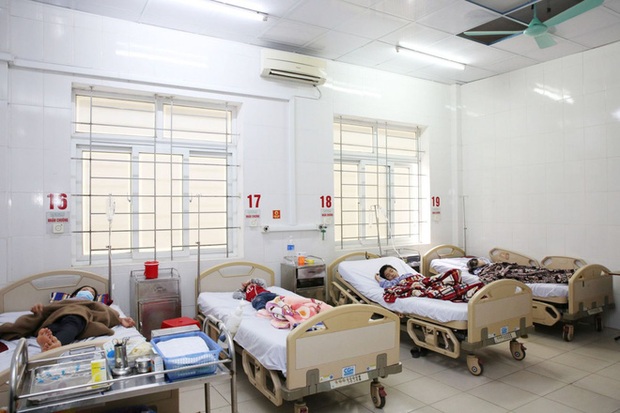 2 gia đình 8 người bị ngộ độc kèm theo sốt phải nhập viện sau khi ăn thịt bê thui - Ảnh 2.