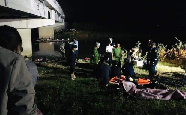 Ô tô trốn điểm đo nồng độ cồn, tông 4 học sinh rơi xuống sông thương vong - Ảnh 1. Ô tô trốn điểm đo nồng độ cồn, tông 4 học sinh rơi xuống sông thương vong - Ảnh 1.