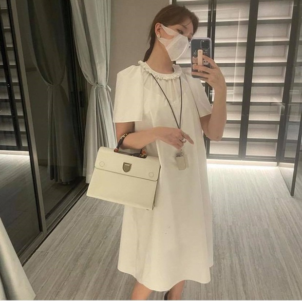 Hari Won khoe 1 góc nhà mới sắp hoàn thiện, ngờ đâu dân tình lại chú ý cách ăn mặc và chụp ảnh là lạ hậu nghi vấn mang thai - Ảnh 2. Hari Won khoe 1 góc nhà mới sắp hoàn thiện, ngờ đâu dân tình lại chú ý cách ăn mặc và chụp ảnh là lạ hậu nghi vấn mang thai - Ảnh 2.
