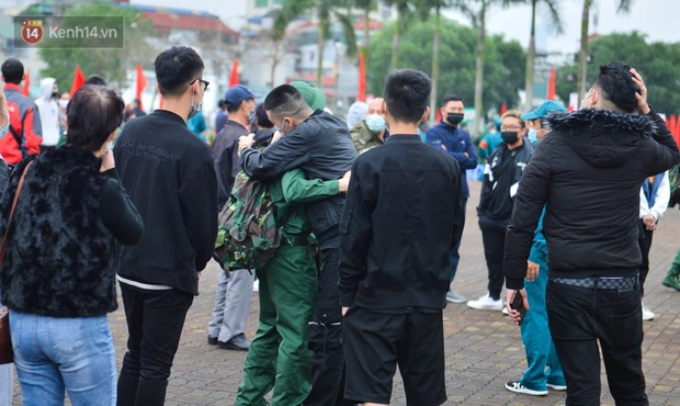 Ảnh: Cha mẹ bịn rịn khóc nức nở, cố với theo cửa kính ô tô tạm biệt các tân binh lên đường nhập ngũ - Ảnh 12. Ảnh: Cha mẹ bịn rịn khóc nức nở, cố với theo cửa kính ô tô tạm biệt các tân binh lên đường nhập ngũ - Ảnh 12.
