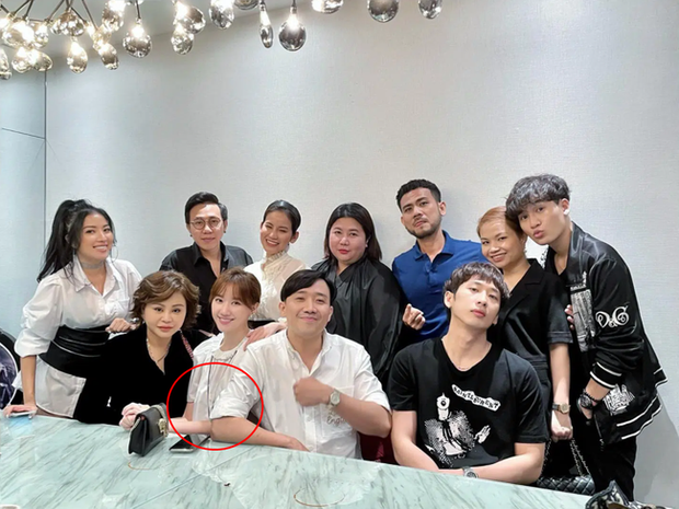 Hari Won khoe 1 góc nhà mới sắp hoàn thiện, ngờ đâu dân tình lại chú ý cách ăn mặc và chụp ảnh là lạ hậu nghi vấn mang thai - Ảnh 4. Hari Won khoe 1 góc nhà mới sắp hoàn thiện, ngờ đâu dân tình lại chú ý cách ăn mặc và chụp ảnh là lạ hậu nghi vấn mang thai - Ảnh 4.