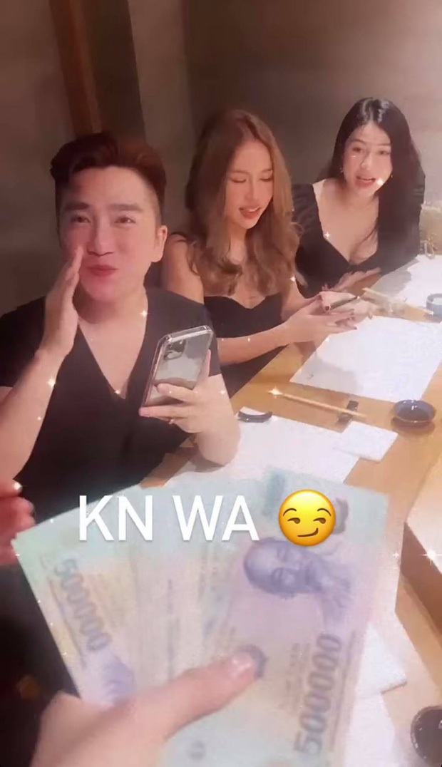 Nguyên tắc cuộc vui toàn mùi tiền của hội bạn Ngọc Trinh: Tráo thẻ trả tiền, lì xì nghìn đô, phạt 5 triệu/ 10 phút đi trễ và còn hơn thế nữa - Ảnh 4. Nguyên tắc cuộc vui toàn mùi tiền của hội bạn Ngọc Trinh: Tráo thẻ trả tiền, lì xì nghìn đô, phạt 5 triệu/ 10 phút đi trễ và còn hơn thế nữa - Ảnh 4.