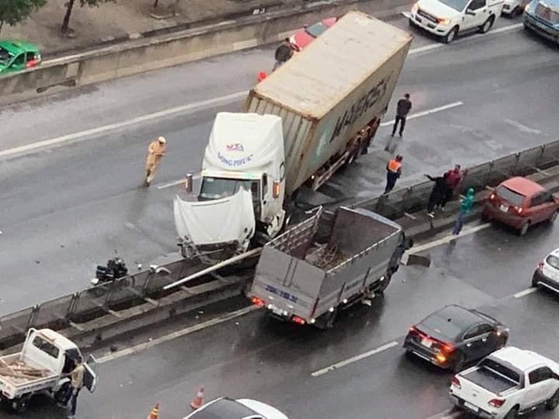 Xe container tông nát giải phân cách, đường trên cao tắc nghẽn - Ảnh 2. Xe container tông nát giải phân cách, đường trên cao tắc nghẽn - Ảnh 2.