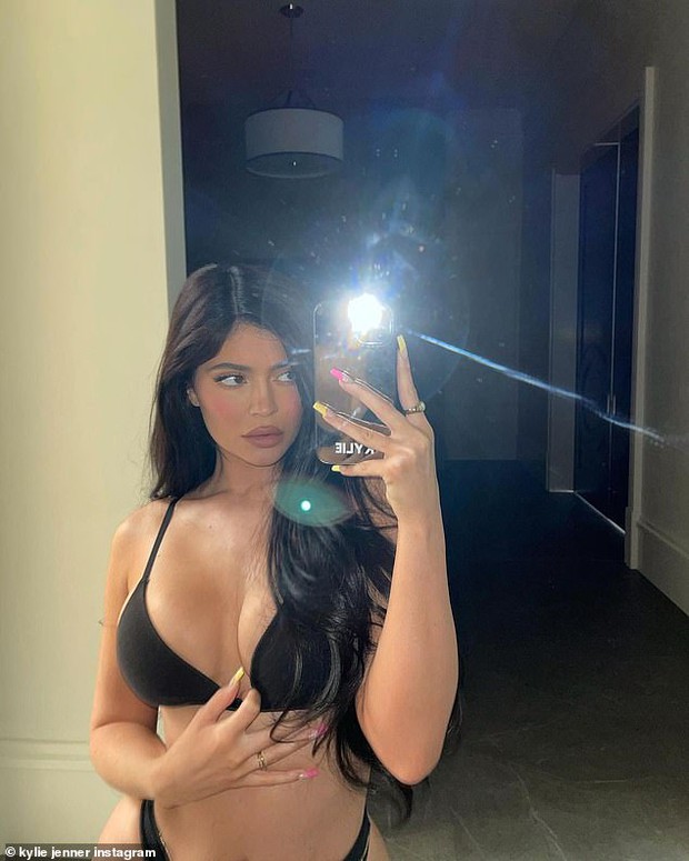 Chị em Jenner khoe body sexy nhưng nổ ra tranh cãi: Kylie được khen hết  lời, Kendall liên tục bị tố dùng app bóp eo