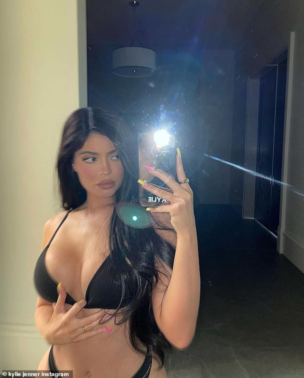 Chị em nhà Jenner khoe body sexy nhưng dấy lên làn sóng tranh cãi: Kylie được khen hết lời, Kendall liên tục bị tố PTS - Ảnh 4. Chị em nhà Jenner khoe body sexy nhưng dấy lên làn sóng tranh cãi: Kylie được khen hết lời, Kendall liên tục bị tố PTS - Ảnh 4.