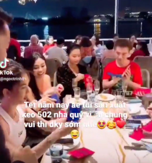 Nguyên tắc cuộc vui toàn mùi tiền của hội bạn Ngọc Trinh: Tráo thẻ trả tiền, lì xì nghìn đô, phạt 5 triệu/ 10 phút đi trễ và còn hơn thế nữa - Ảnh 9. Nguyên tắc cuộc vui toàn mùi tiền của hội bạn Ngọc Trinh: Tráo thẻ trả tiền, lì xì nghìn đô, phạt 5 triệu/ 10 phút đi trễ và còn hơn thế nữa - Ảnh 9.