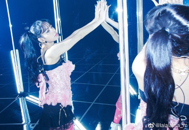 Nửa đêm, Lisa (BLACKPINK) náo loạn Weibo với màn xả ảnh hiếm: Sexy xịt máu mũi, body lẫn thần thái quá hoàn mỹ - Ảnh 7. Nửa đêm, Lisa (BLACKPINK) náo loạn Weibo với màn xả ảnh hiếm: Sexy xịt máu mũi, body lẫn thần thái quá hoàn mỹ - Ảnh 7.