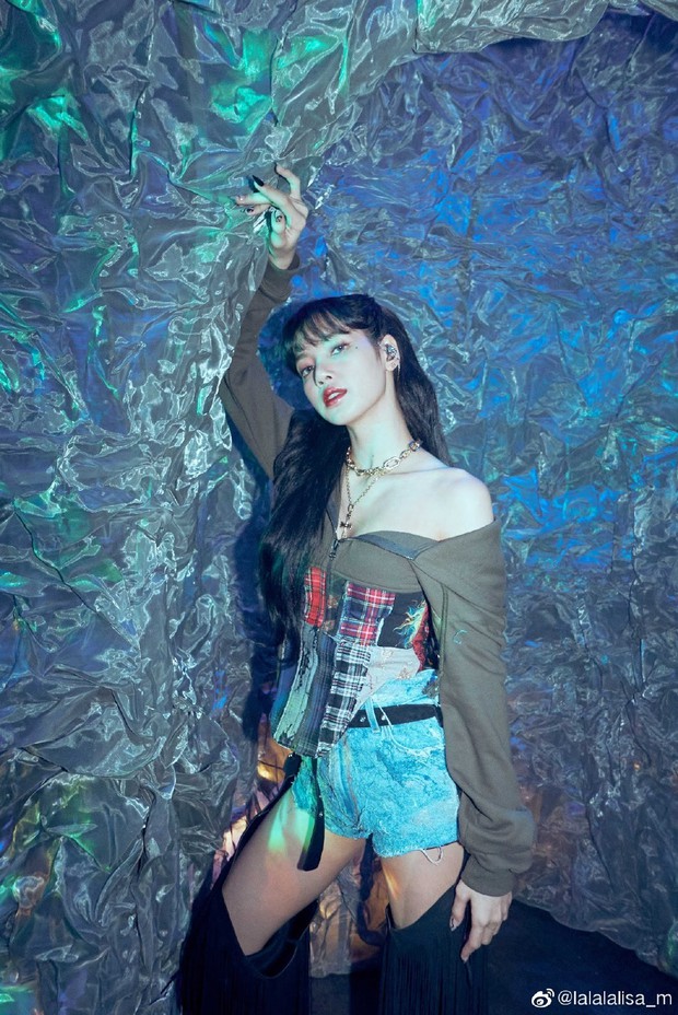 Nửa đêm, Lisa (BLACKPINK) náo loạn Weibo với màn xả ảnh hiếm: Sexy xịt máu mũi, body lẫn thần thái quá hoàn mỹ - Ảnh 6. Nửa đêm, Lisa (BLACKPINK) náo loạn Weibo với màn xả ảnh hiếm: Sexy xịt máu mũi, body lẫn thần thái quá hoàn mỹ - Ảnh 6.